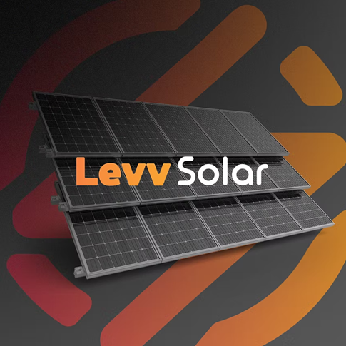 Marca LEVV Solar aplicada sobre placas fotovoltaicas